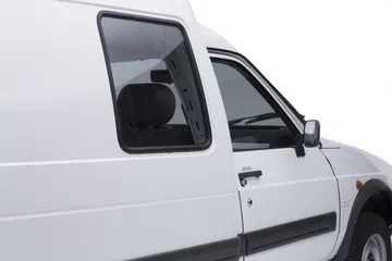 Vista lateral Citroën C15, vehículo utilitario sólido con años de servicio.