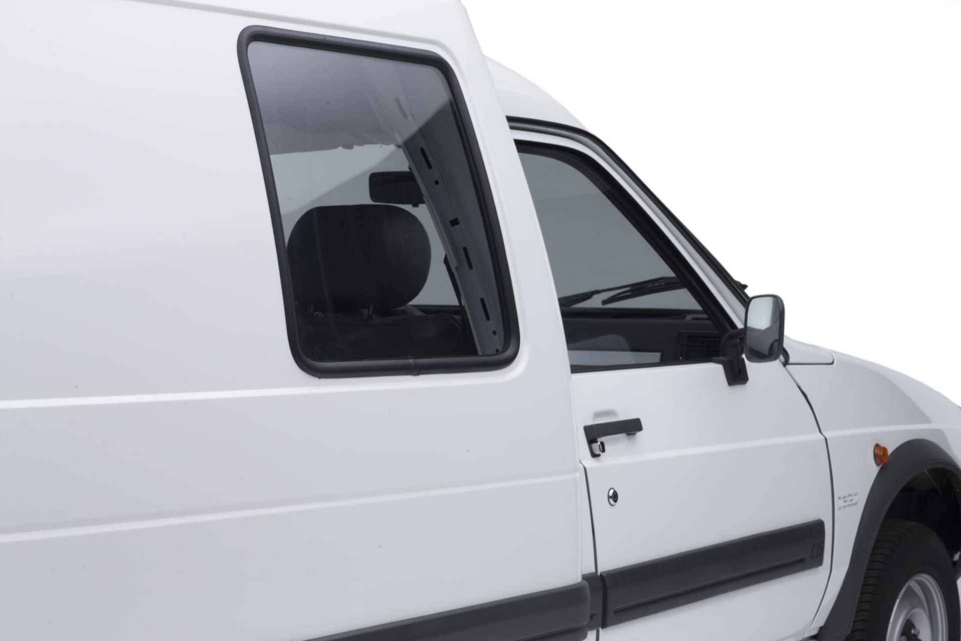 Vista lateral Citroën C15, vehículo utilitario sólido con años de servicio.