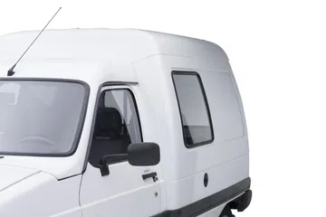 Vista lateral del icónico Citroën C15, durabilidad en su esencia.