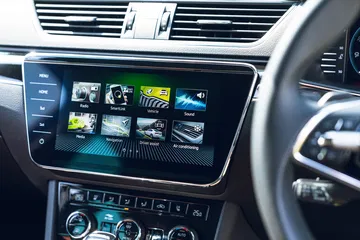 Vista de la pantalla táctil y controles centrales del Skoda Superb Sleeper.