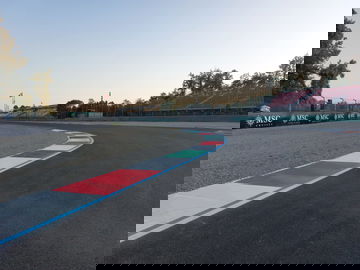 Ángulo de la famosa Curva Parabólica en Monza, mostrando los icónicos pianos.