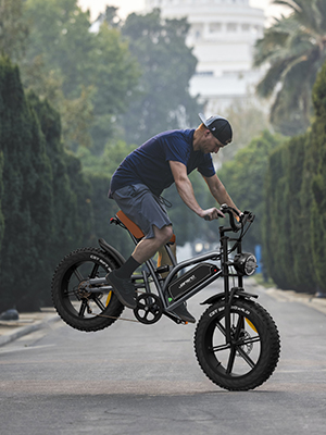 Prototipo de bicicleta eléctrica custom con neumáticos de gran tamaño, ideal para desplazamientos urbanos.