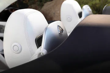 Exclusividad y confort con los asientos Maybach grabados.