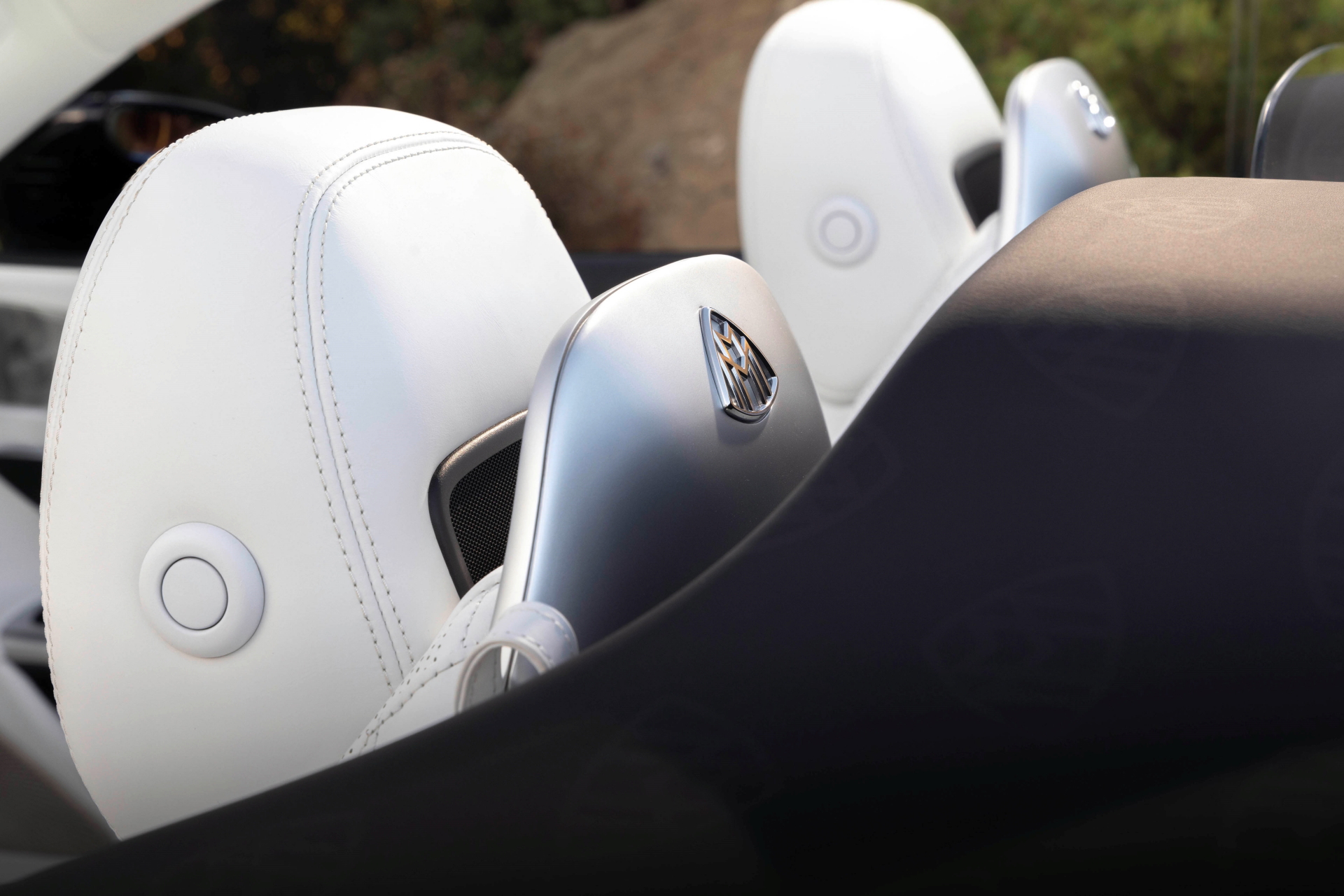 Exclusividad y confort con los asientos Maybach grabados.