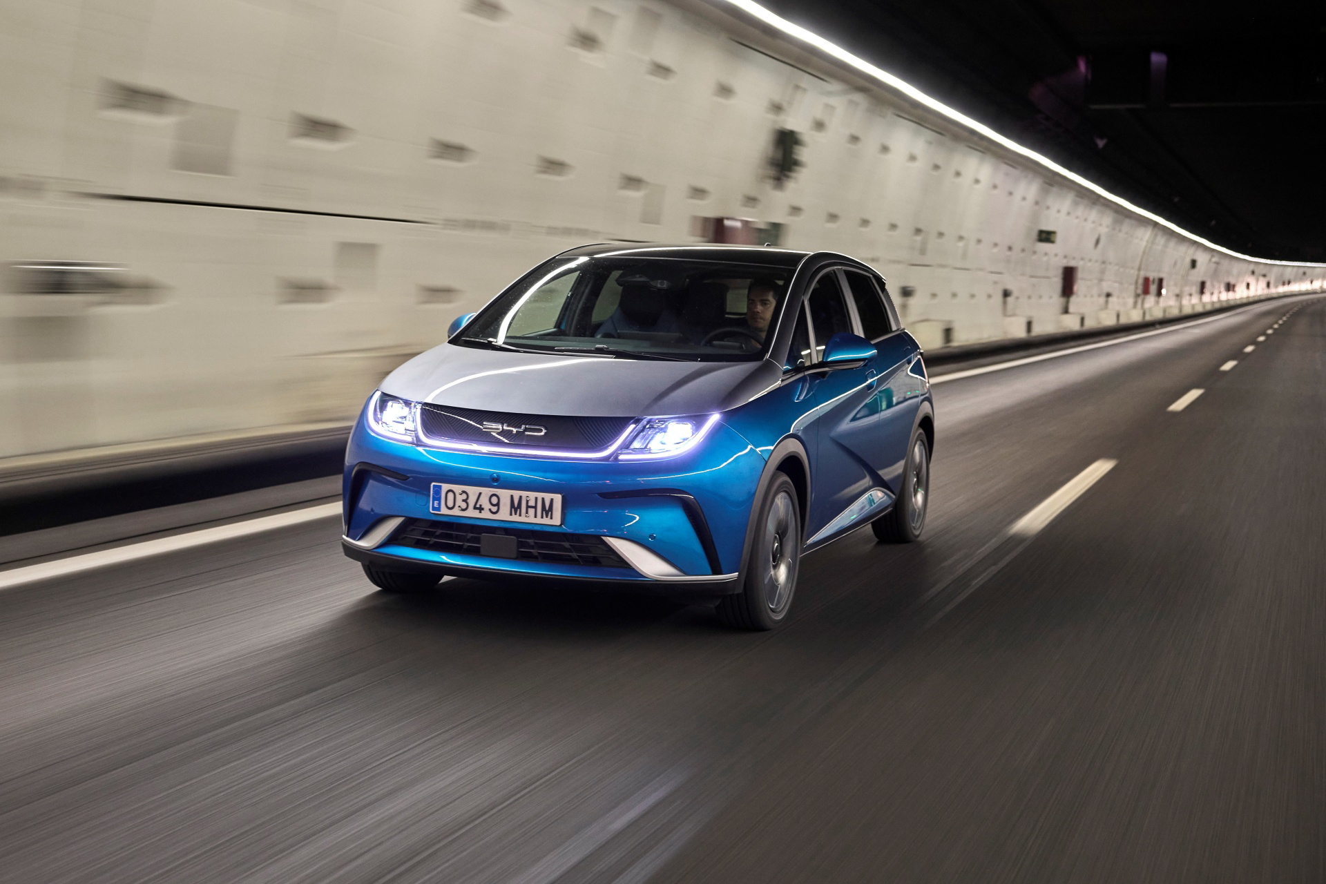 Eléctrico BYD Dolphin en movimiento, reflejando su ágil diseño lateral.