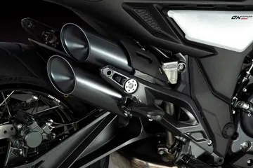 Vista detallada del sistema de escape de la Zontes GK350, con acabados robustos y diseño deportivo