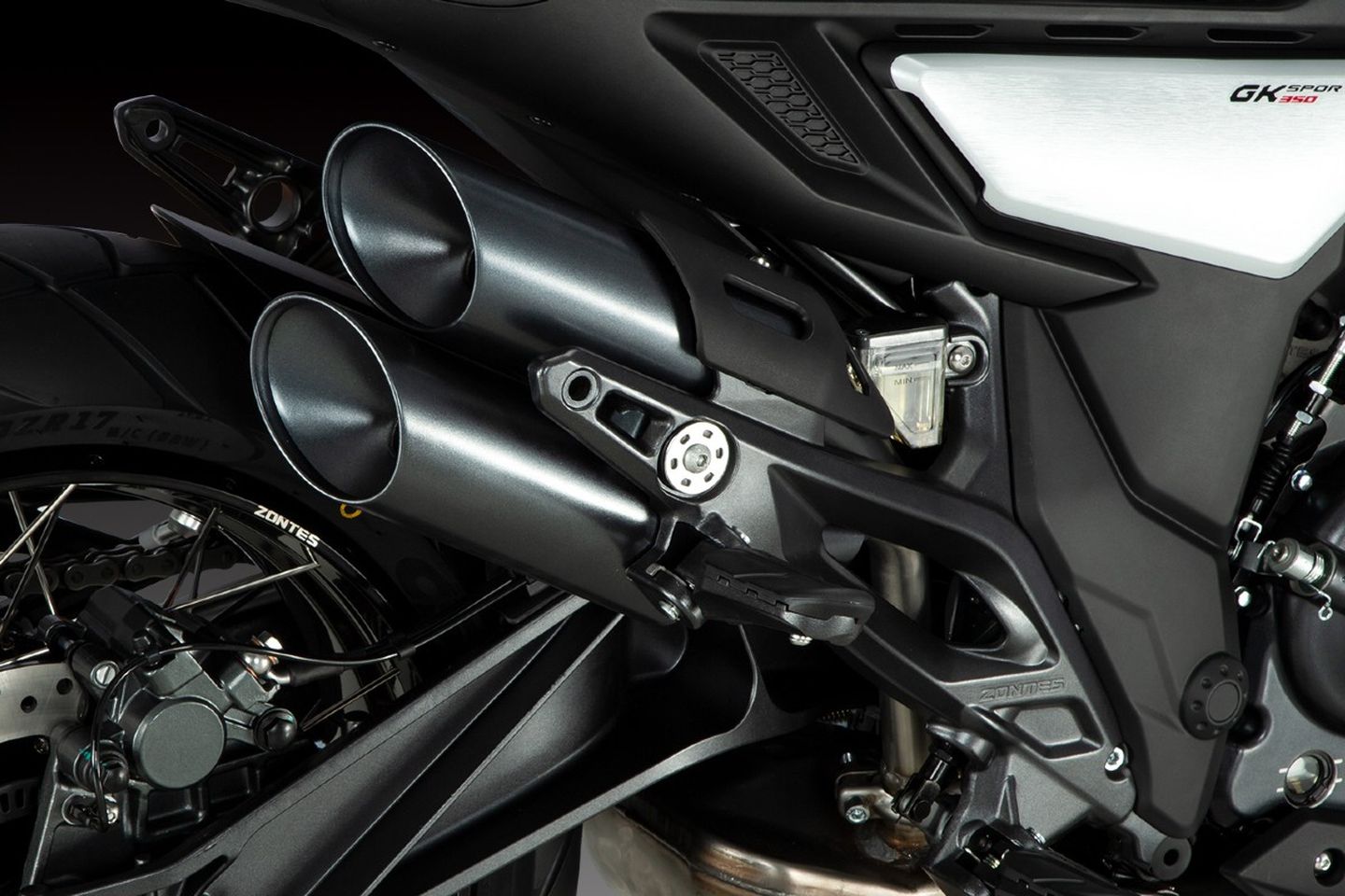 Vista detallada del sistema de escape de la Zontes GK350, con acabados robustos y diseño deportivo