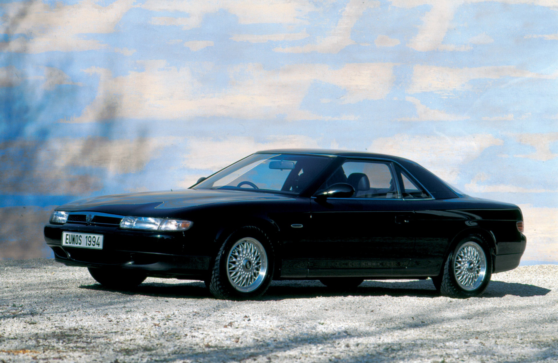 Elegante Eunos Cosmo de 1994, con motor rotativo único en su clase.