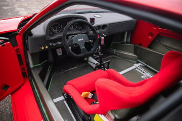 Cabina del Ferrari F40 enfocada en su diseño racing y asientos de competición.