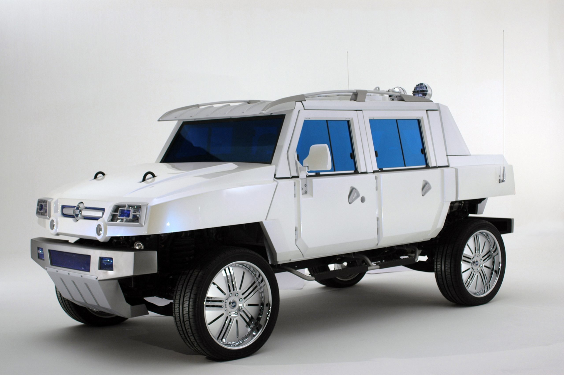 Vista lateral del robusto Fiat 4x4, con una presencia imponente y capacidad de 3 toneladas.