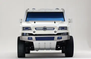 Vista frontal del Fiat 4x4, hercúleo en capacidad y diseño.