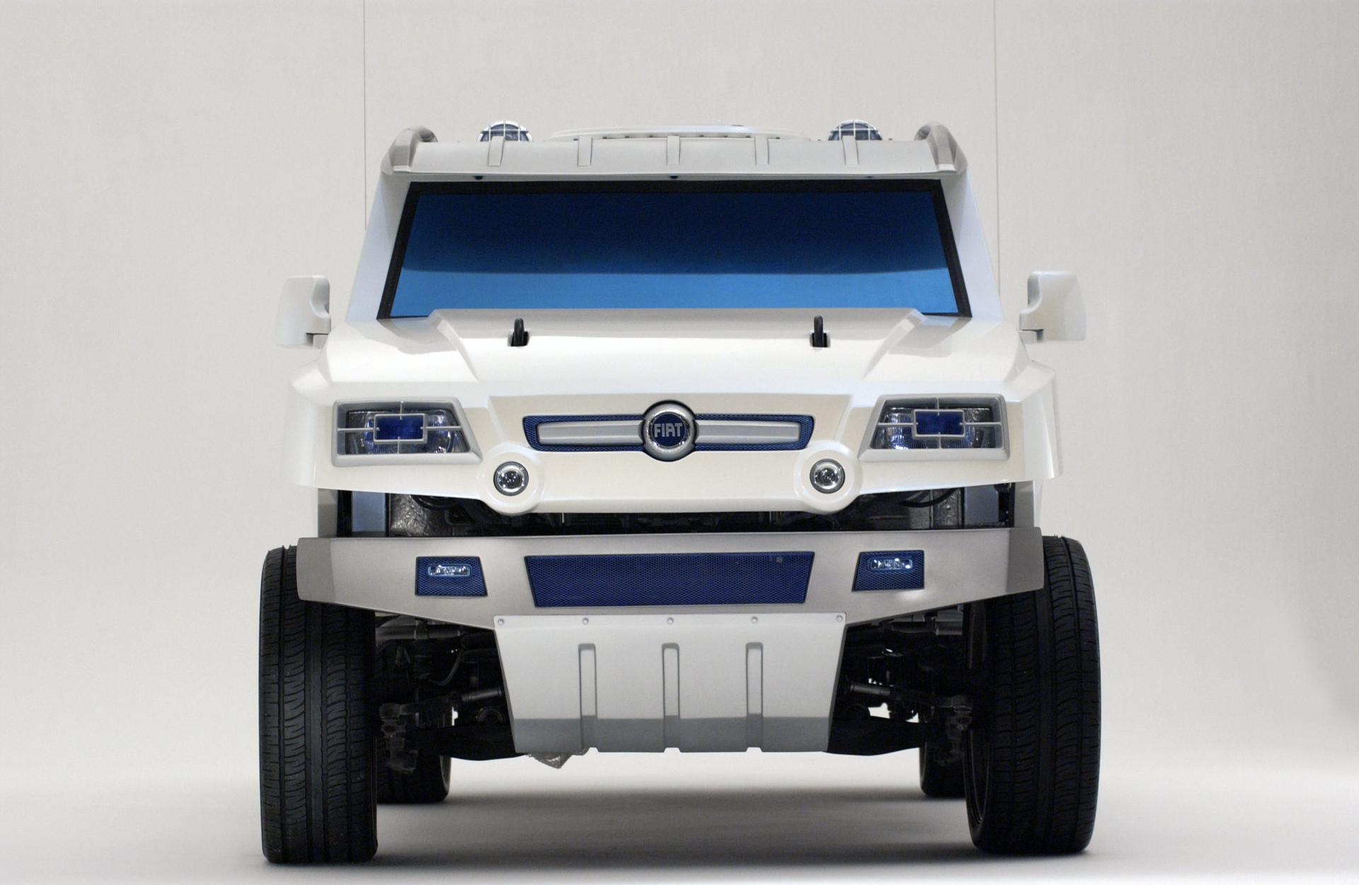 Vista frontal del Fiat 4x4, hercúleo en capacidad y diseño.