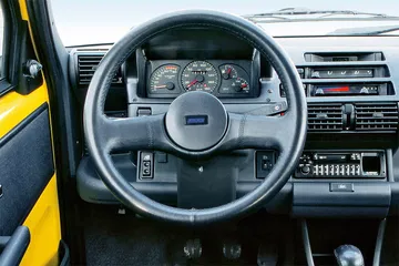 Vista del cuadro de mandos del Fiat Cinquecento Sporting, con claro enfoque deportivo.