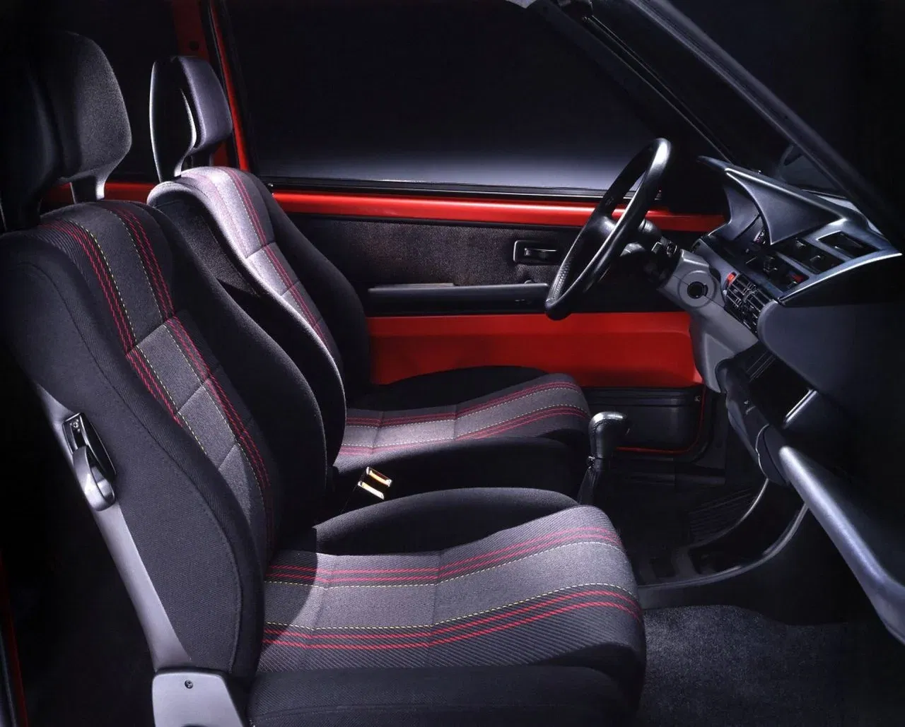 Vista lateral del habitáculo, realzando la deportividad en los asientos del Fiat Cinquecento Sporting