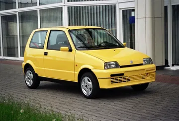 Fiat Cinquecento Sporting en amarillo, vista delantera y lateral.