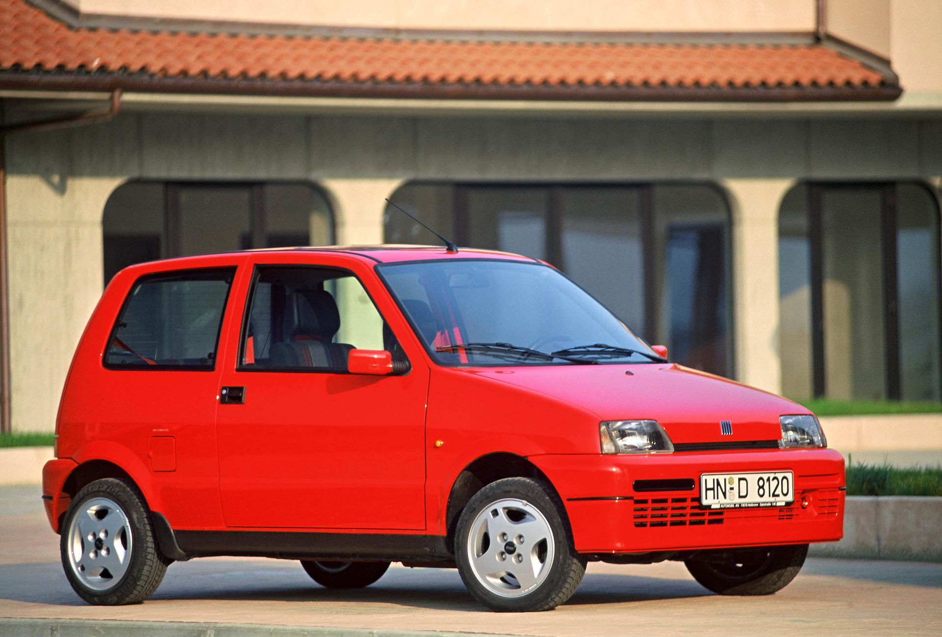 Fiat Cinquecento Sporting en rojo, lateral destacando su compacta deportividad