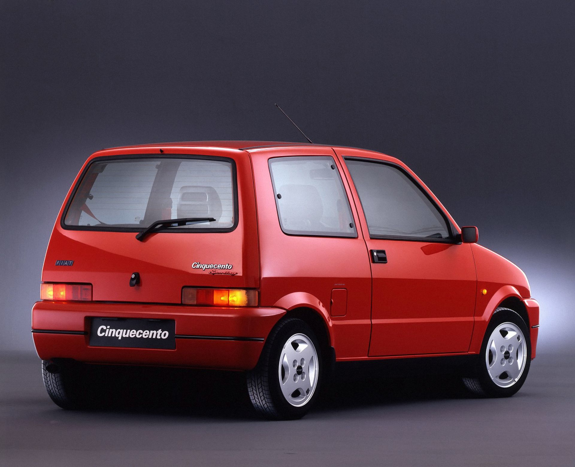 Vista trasera lateral Fiat Cinquecento Sporting en estudio