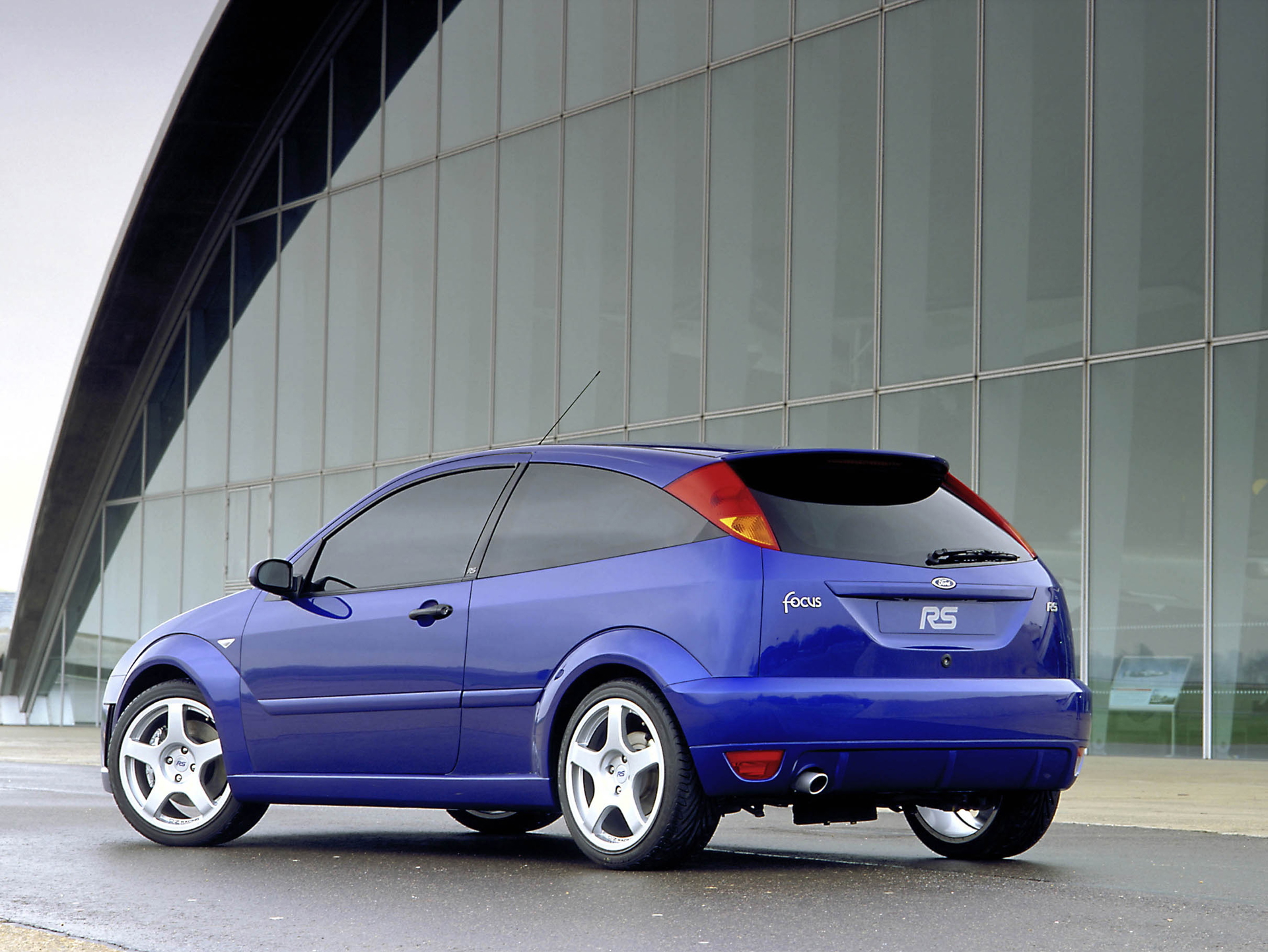 Vista lateral del Ford Focus RS 2002, mostrando su agresiva postura.