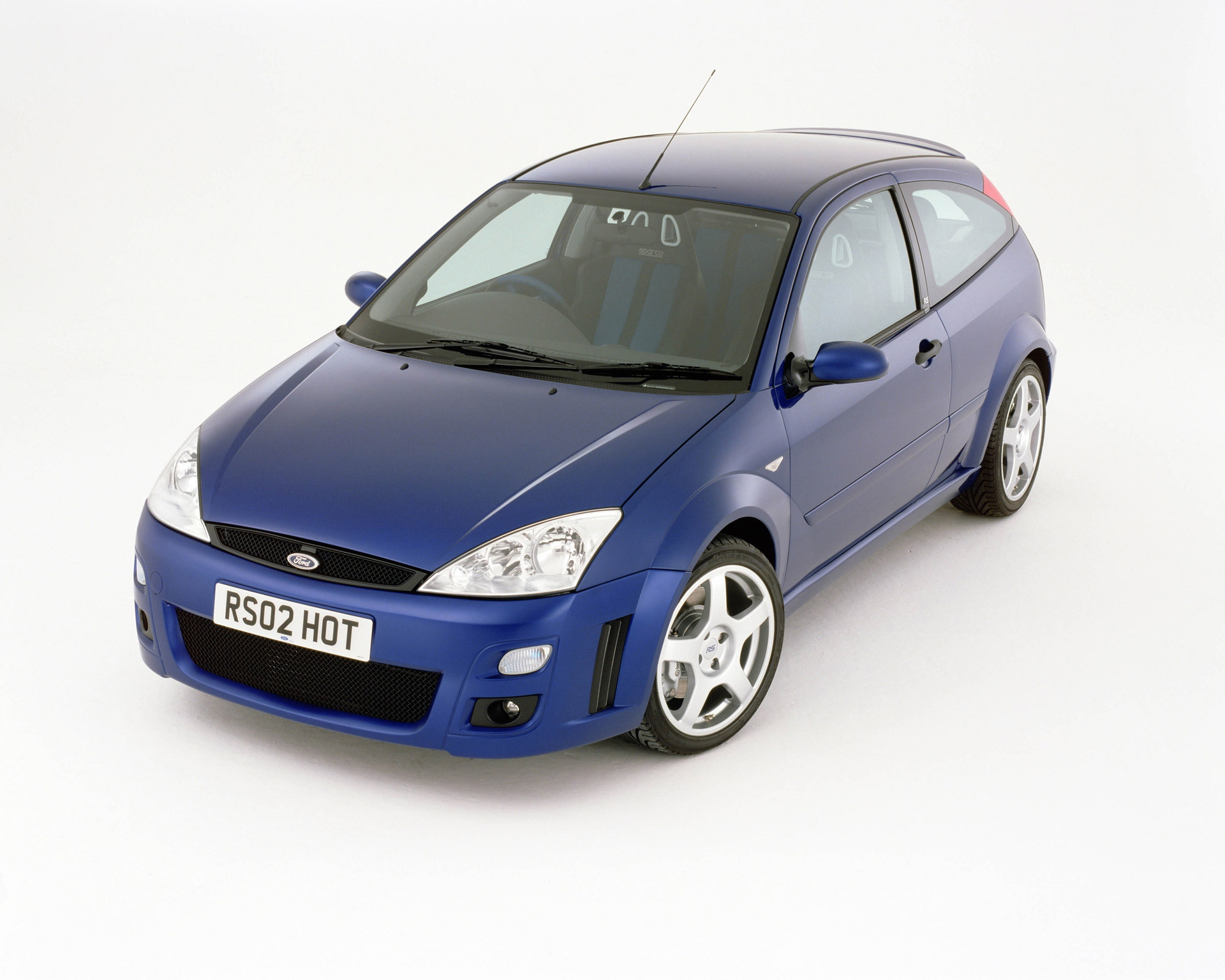Vista angular delantera Ford Focus RS 2002 en color azul.