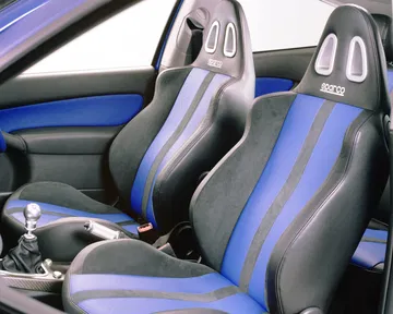 Asientos Sparco con acabados en azul para el Ford Focus RS 2002, deportividad y confort.