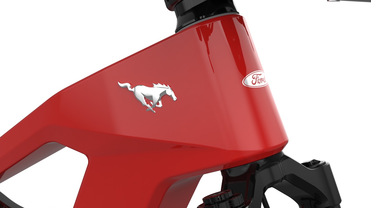 Vistazo al detalle emblemático del Mustang en ebike innovadora.