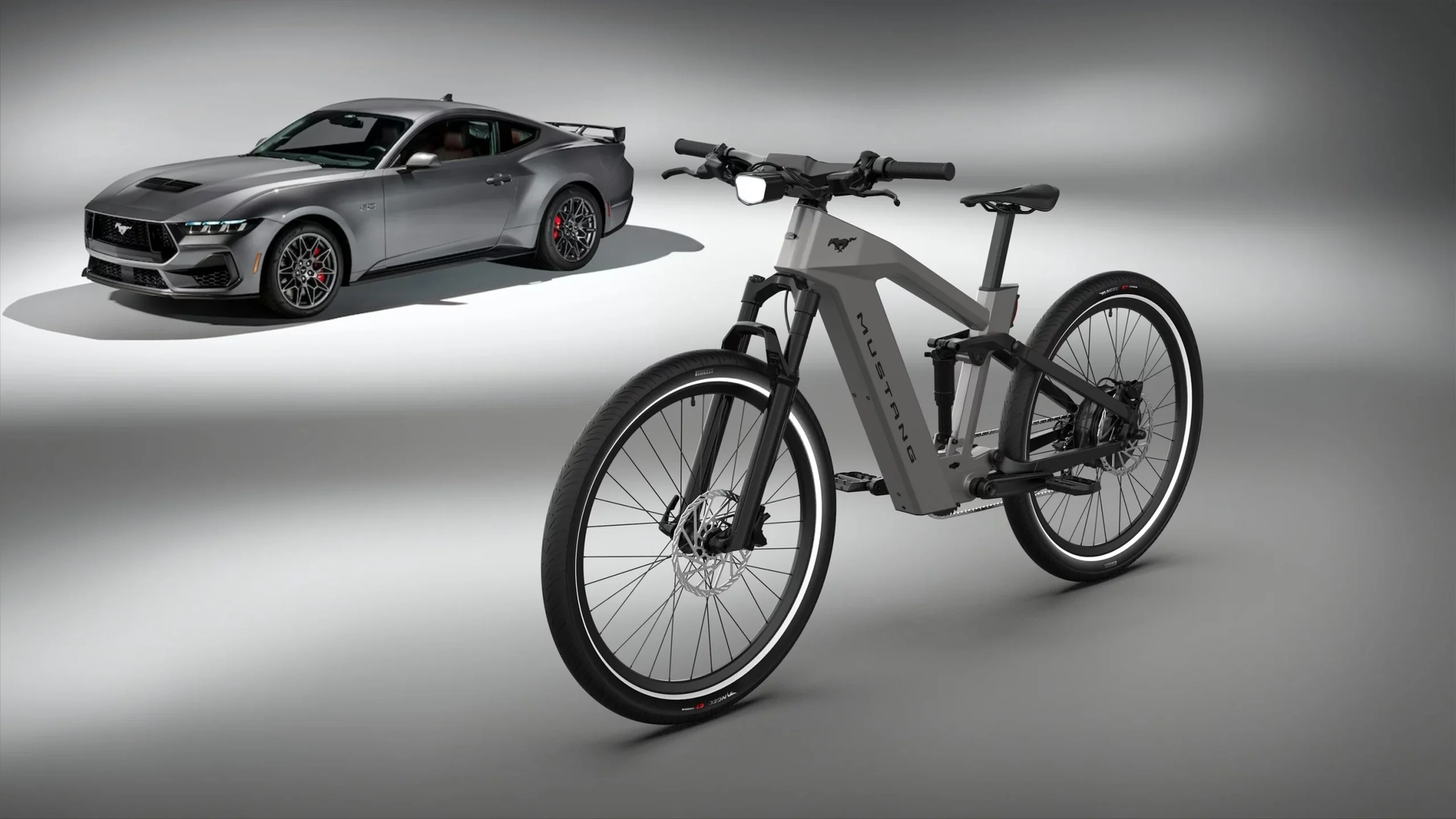 Ford presenta su visión de la movilidad eléctrica con Mustang e-bike y deportivo al fondo.