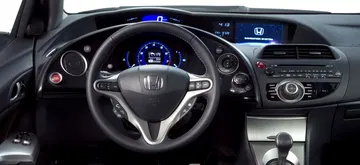 Vista del volante y el panel de instrumentos del Honda Civic, con acabados modernos. Vista del volante y el panel de instrumentos del Honda Civic, con acabados modernos.