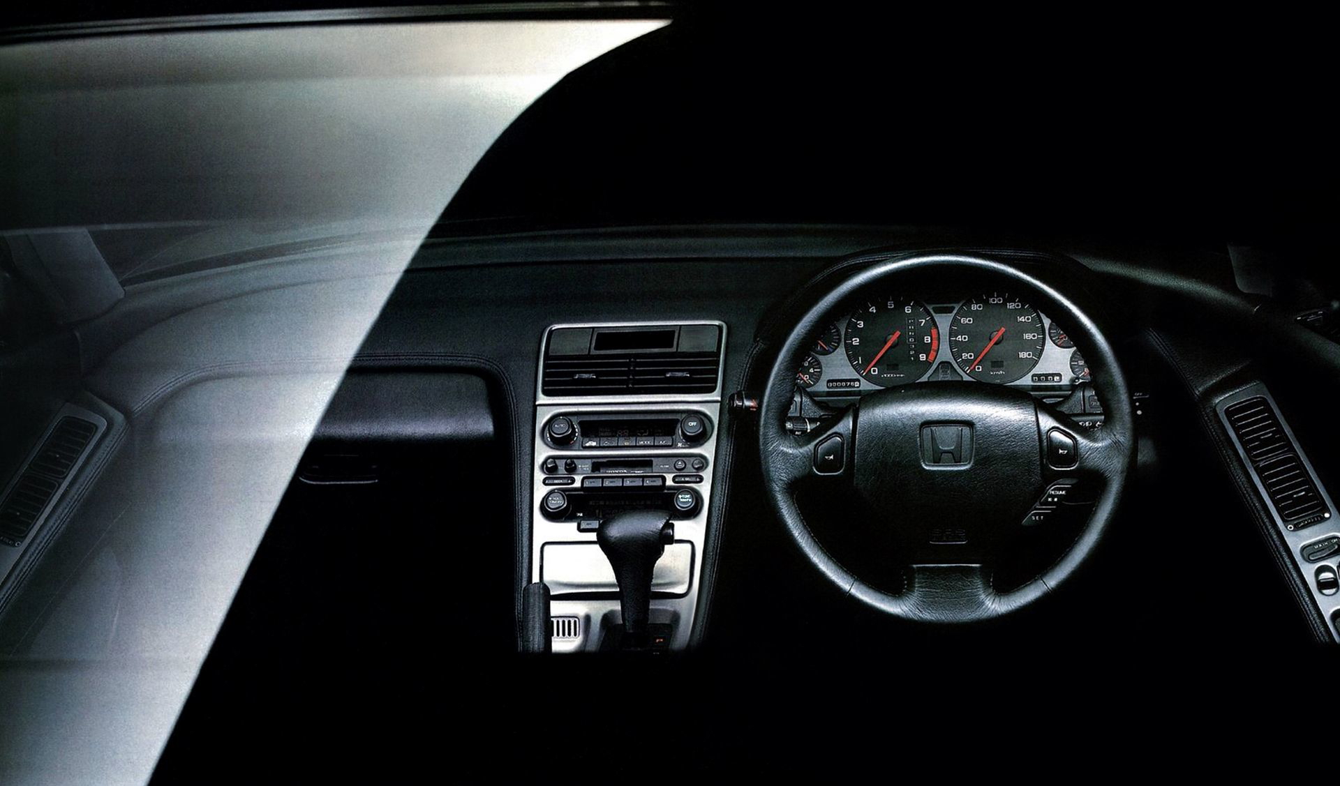 Vista parcial del cluster de instrumentos del Honda NSX, un icono de los 90.