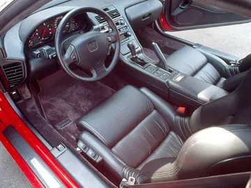 Vista del habitáculo del Honda NSX, con énfasis en la calidad y diseño de los asientos deportivos.