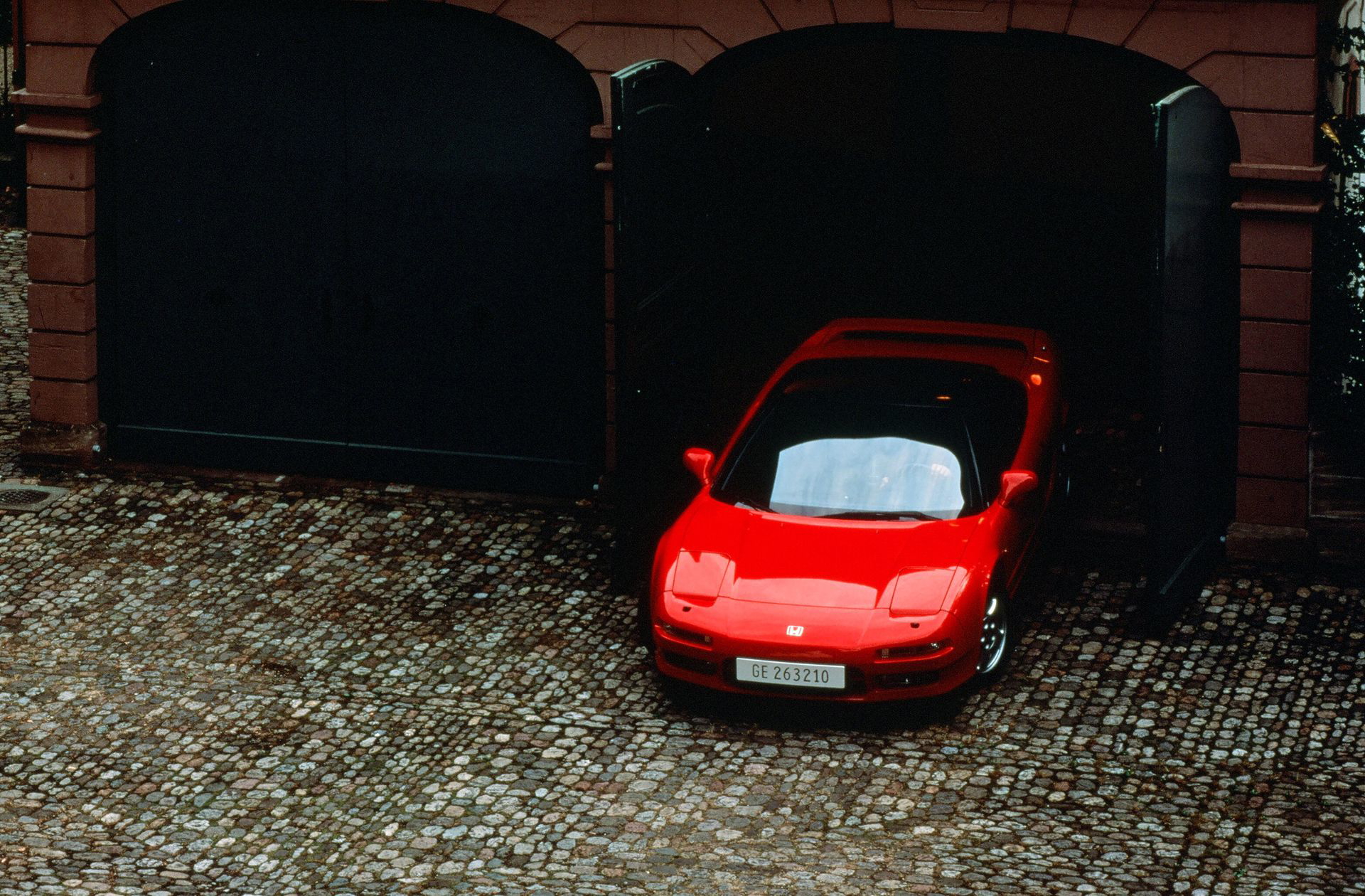 Vista frontal y lateral del Honda NSX, destacando su diseño aerodinámico