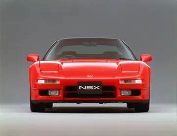 Vista frontal del icónico Honda NSX, una leyenda del diseño japonés.