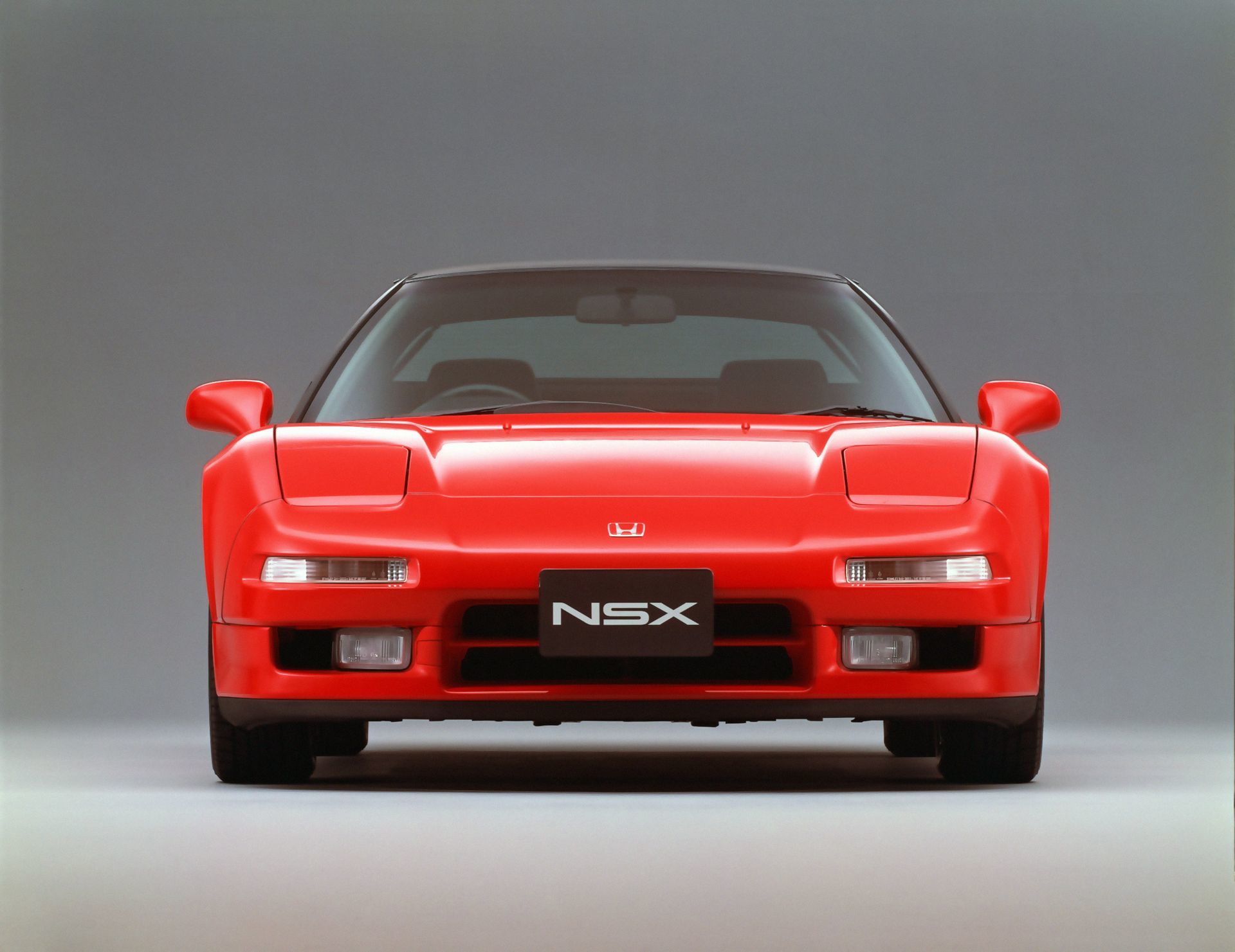 Vista frontal del icónico Honda NSX, una leyenda del diseño japonés.