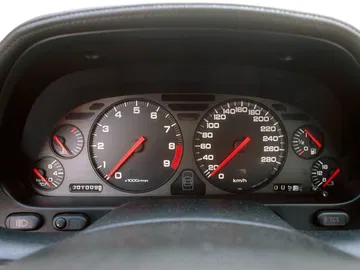 Vista del cuadro de instrumentos del Honda NSX, con su diseño clásico deportivo.