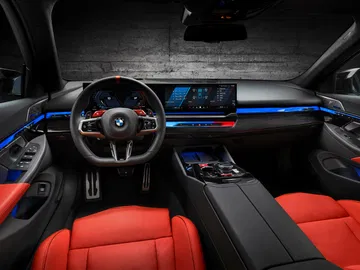 Vista del lujoso habitáculo del BMW M5 Touring, con acabados premium.
