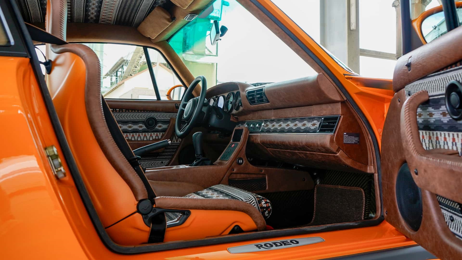 Cabina del RUF Rodeo mostrando un acabado de lujo y deportivo.