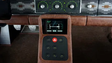 Consola central del Ruf Rodeo con acabados premium y controles modernos.