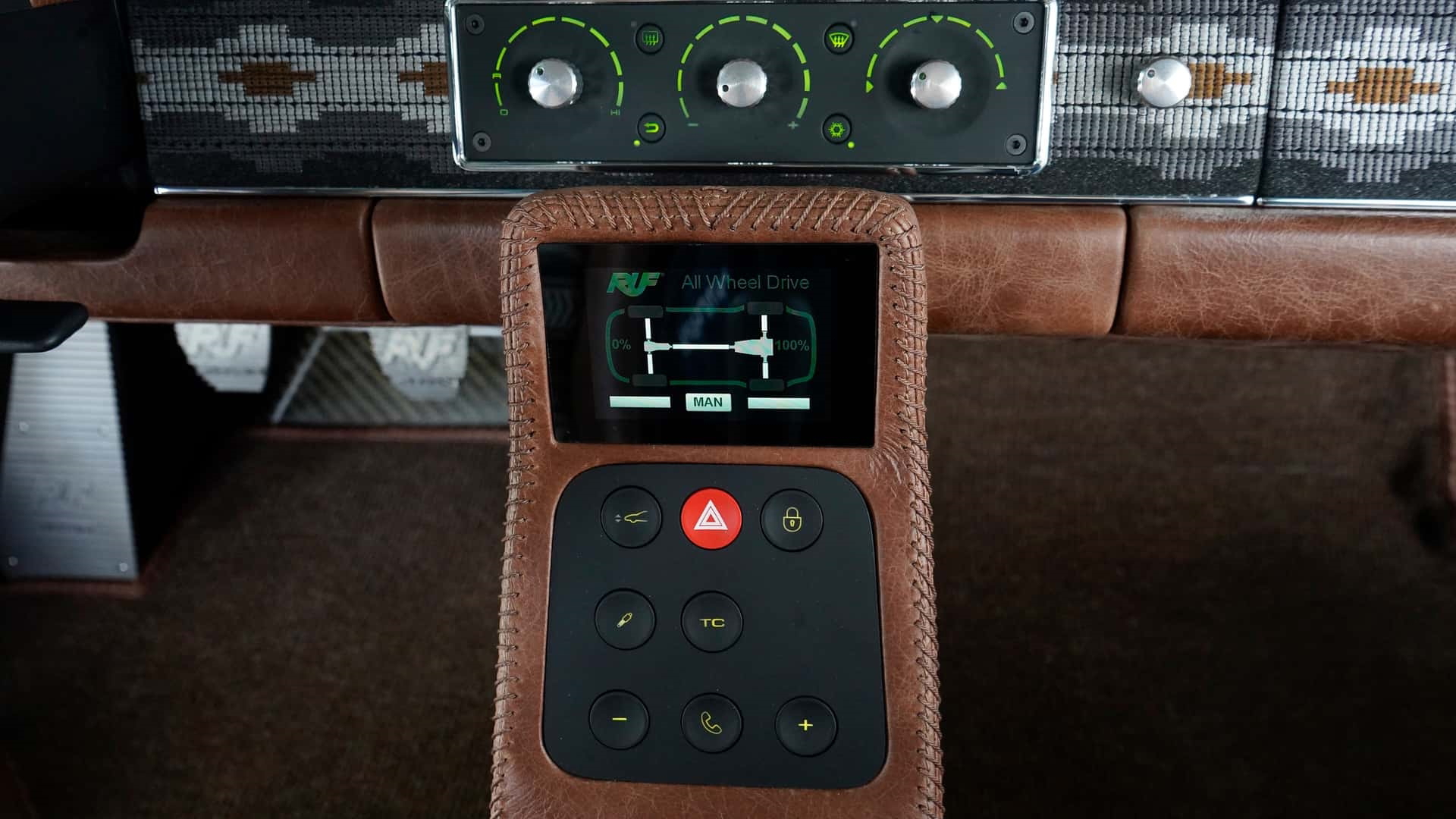 Consola central del Ruf Rodeo con acabados premium y controles modernos.