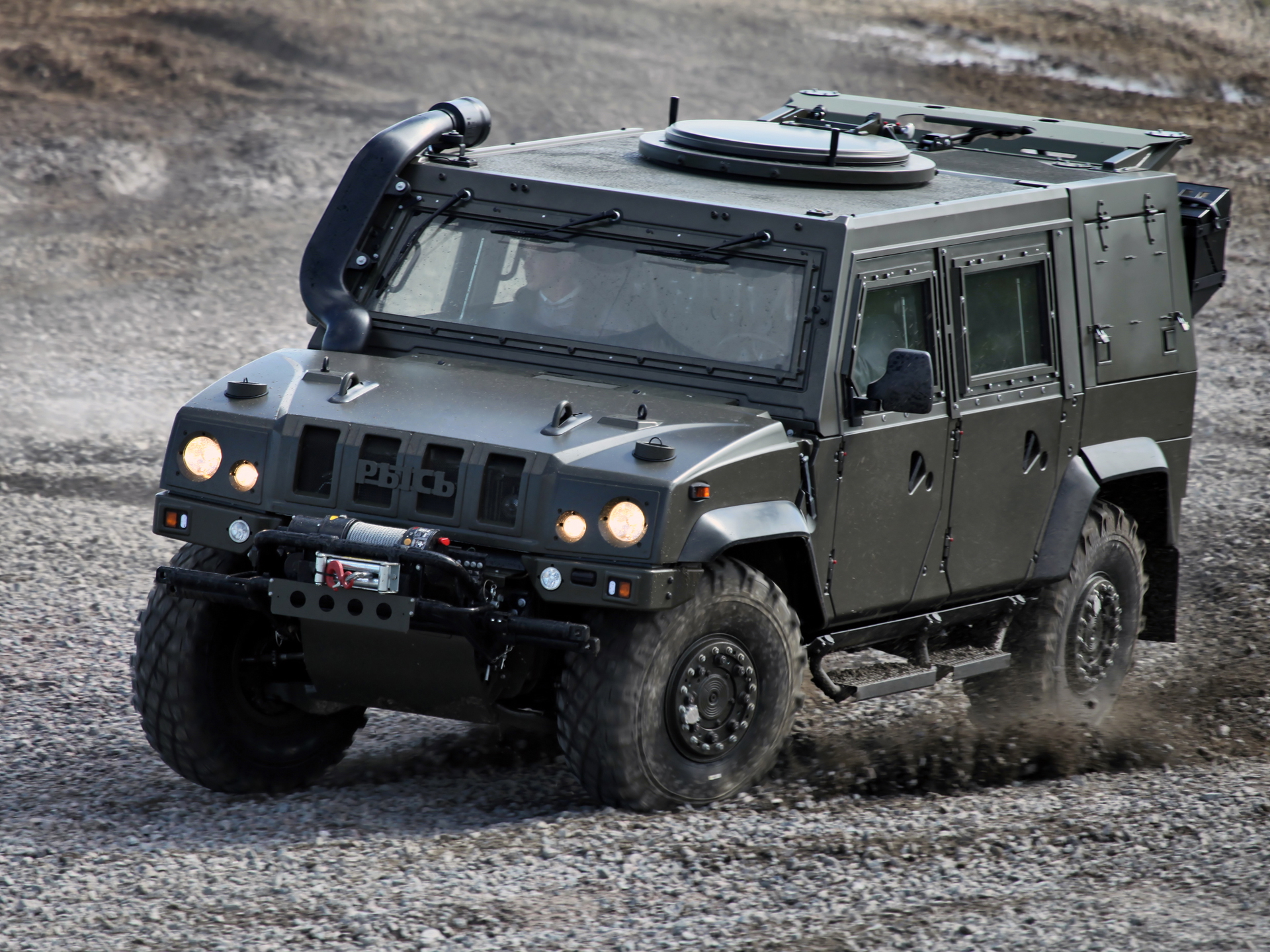 El Iveco LMV muestra su robusta estampa lateral, evocando poder y resistencia