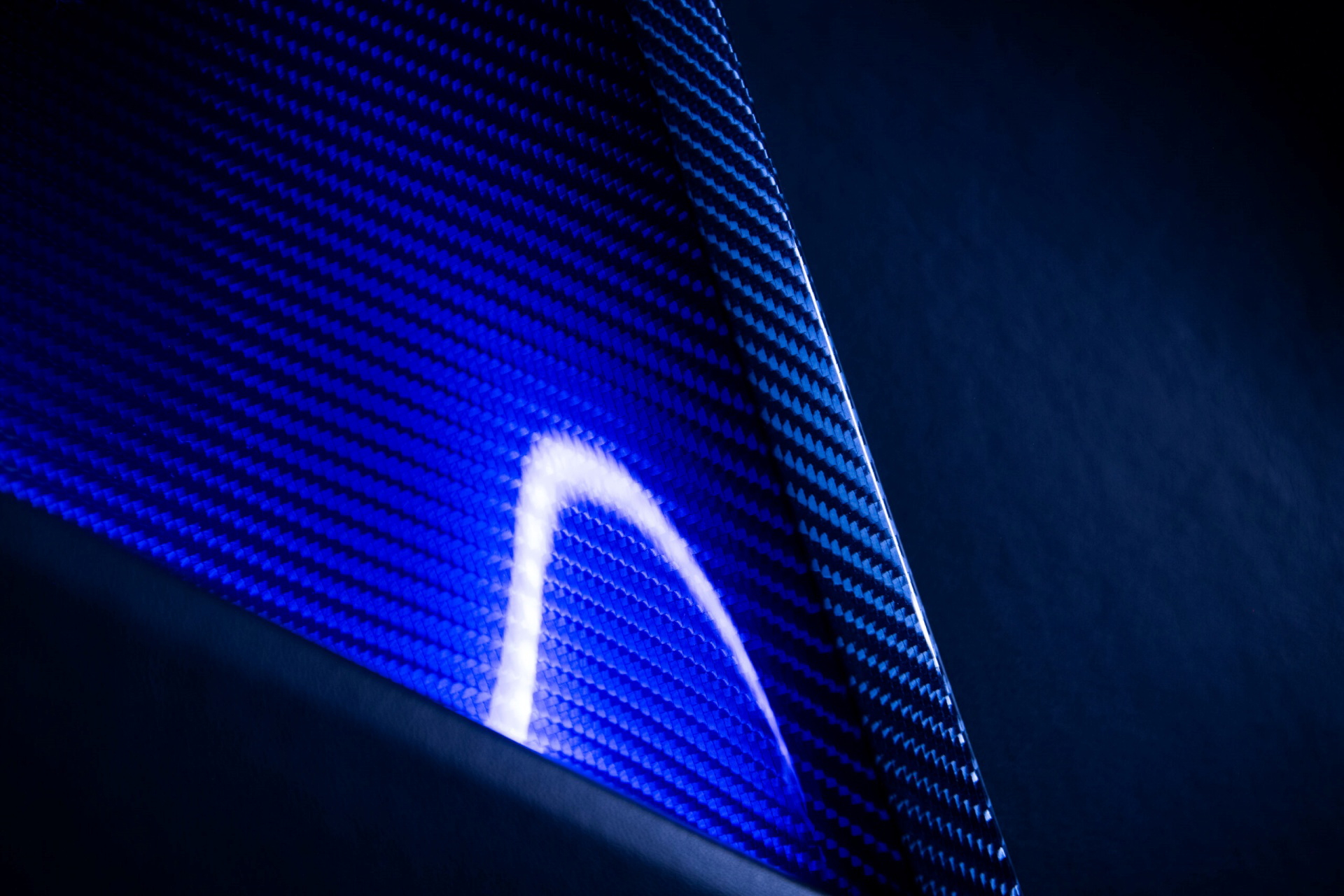 Detalle iluminación LED Karma Kaveya 2026, futurismo en diseño.