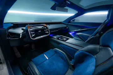 Vista innovadora del habitáculo del Karma Kaveya, con un diseño futurista.