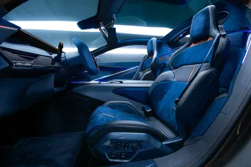 Cabina futurista con acabados de alta calidad y diseño ergonómico.