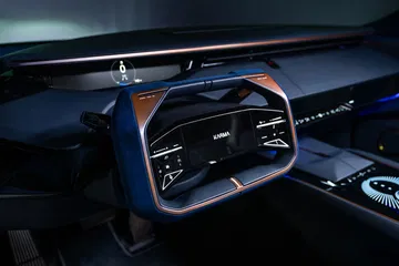 Panel de instrumentos con tecnología avanzada y acabado premium.