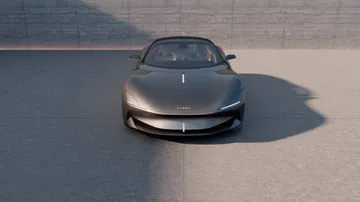 Vista aérea adelantada de vehículo Karma en tonos oscuros, destacando su diseño aerodinámico.