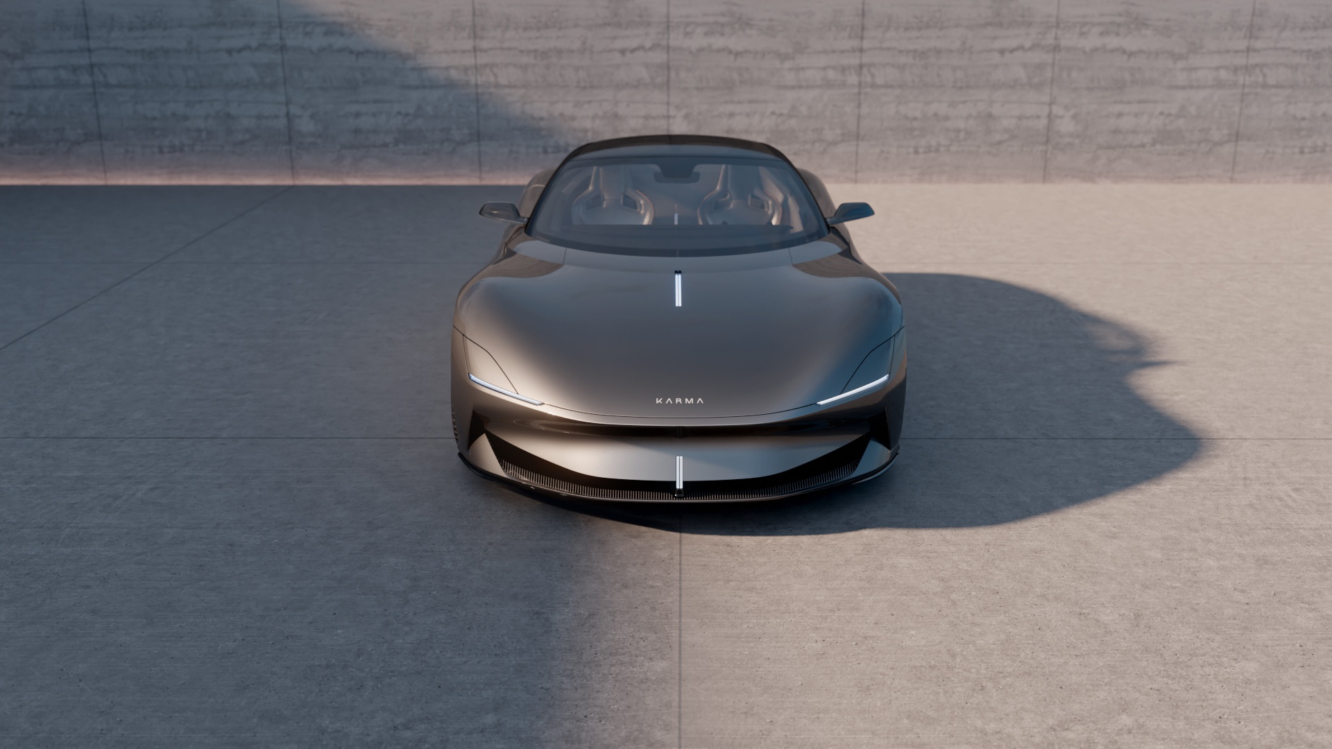 Vista aérea adelantada de vehículo Karma en tonos oscuros, destacando su diseño aerodinámico.