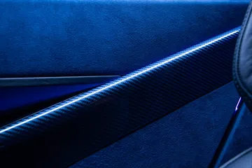 Vistazo a los acabados tecnológicos en el interior del Karma Kaveya