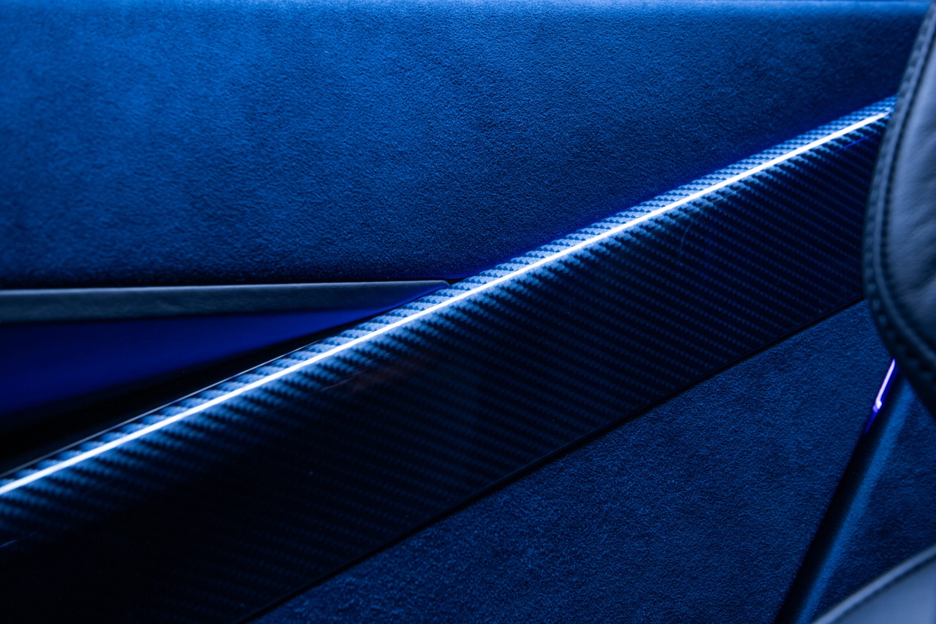 Vistazo a los acabados tecnológicos en el interior del Karma Kaveya