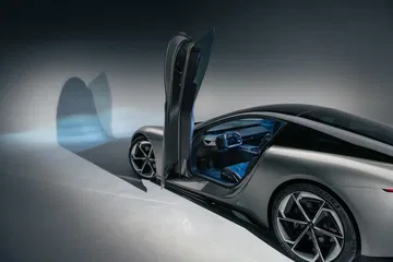 Visión lateral Karma Kaveya revelando diseño futurista y puertas de ala de gaviota.