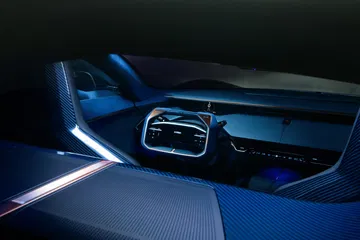 Vista de cabina futurista con enfoque en detalles de diseño