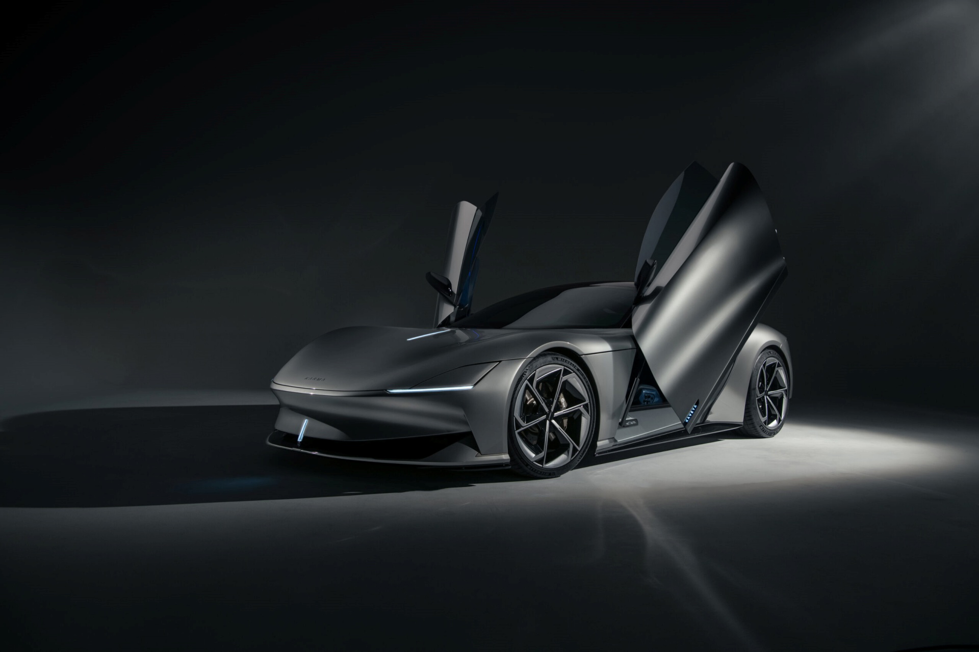 Diseño vanguardista del Karma Kaveya en una atmósfera sombría.