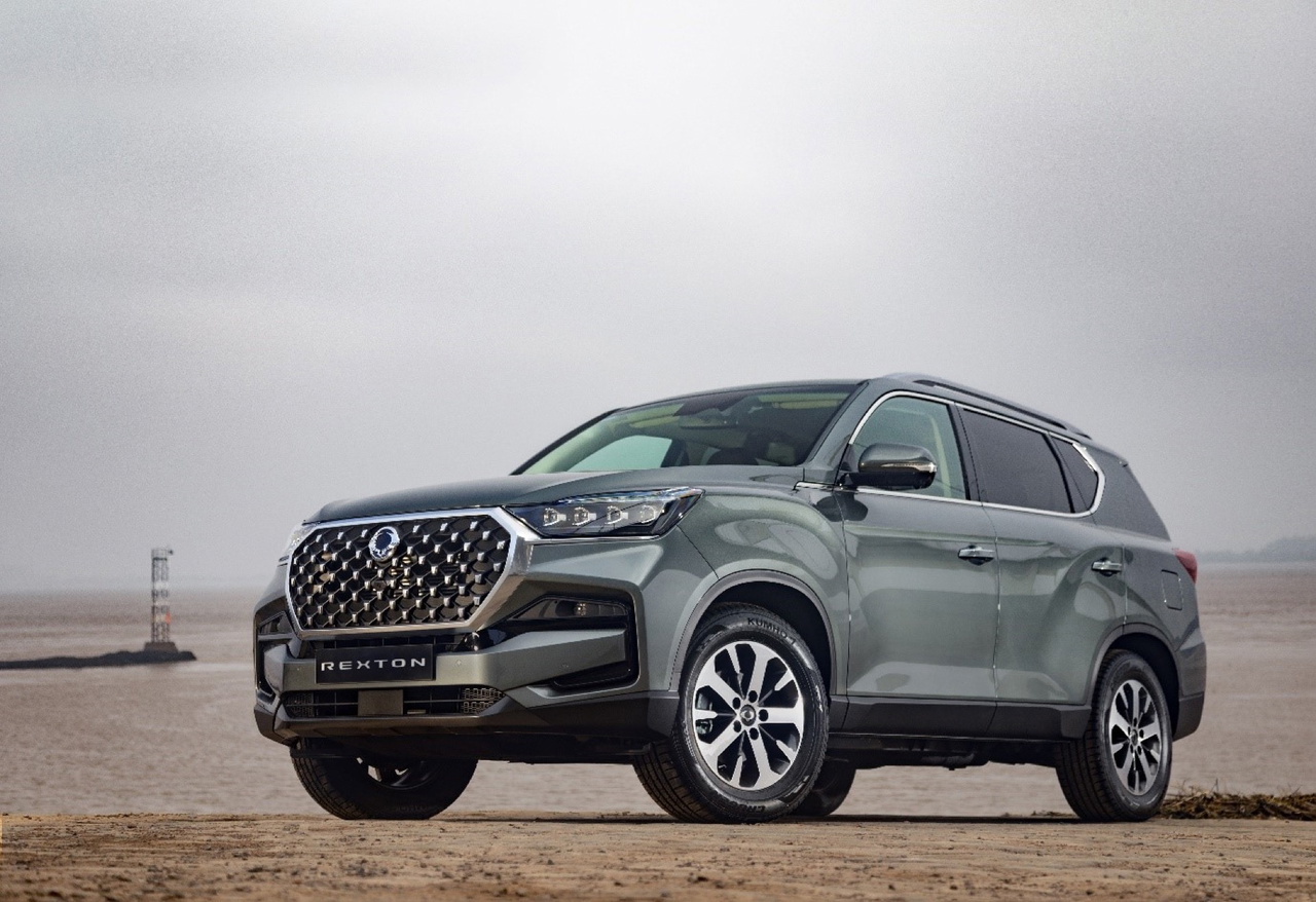 SsangYong Rexton actualizado que muestra su robusta estampa lateral. SsangYong Rexton actualizado que muestra su robusta estampa lateral.